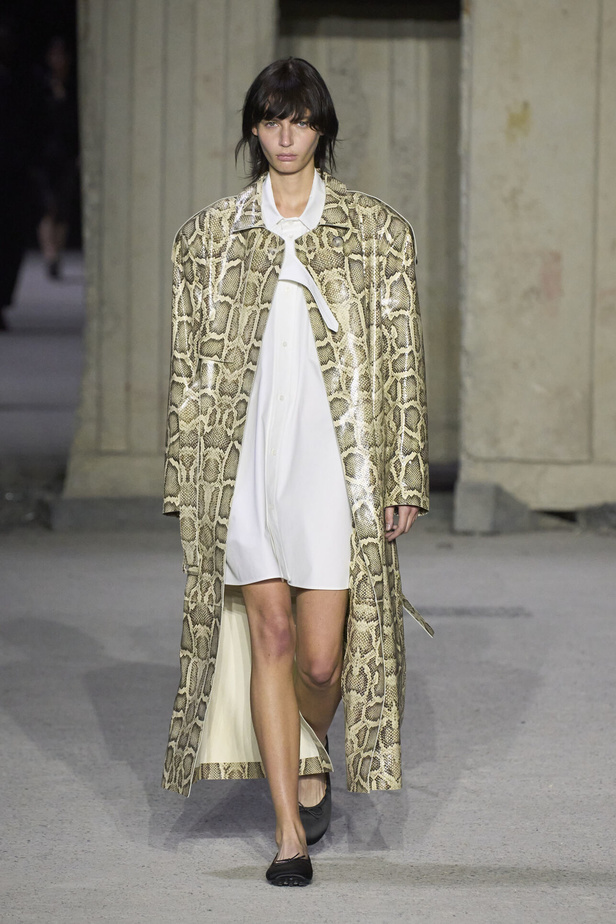 عرض أزياء Tod’s لموسم ربيع وصيف 2023.. أناقة كلاسيكية ومعاطف فاخرة