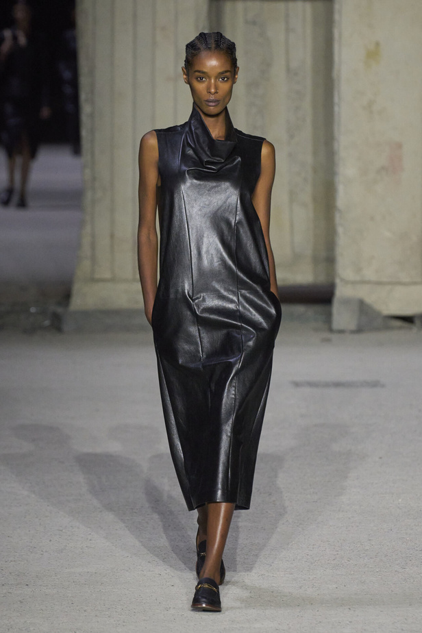 عرض أزياء Tod’s لموسم ربيع وصيف 2023.. أناقة كلاسيكية ومعاطف فاخرة