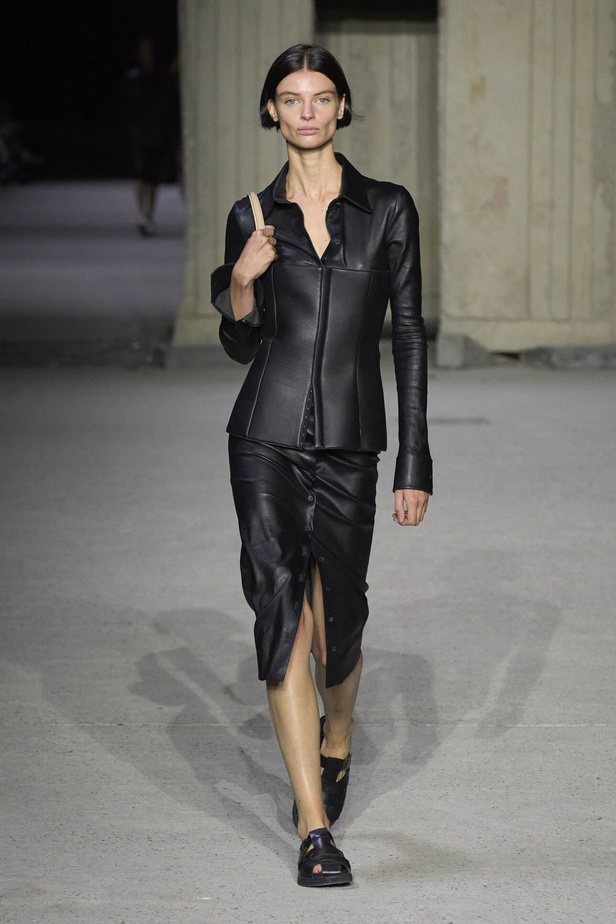 عرض أزياء Tod’s لموسم ربيع وصيف 2023.. أناقة كلاسيكية ومعاطف فاخرة