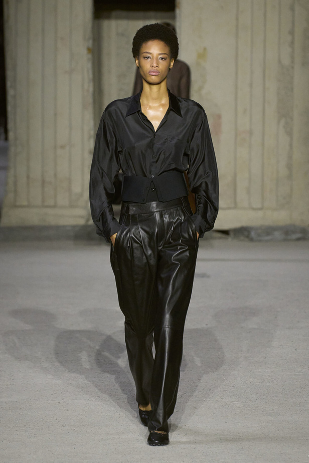 عرض أزياء Tod’s لموسم ربيع وصيف 2023.. أناقة كلاسيكية ومعاطف فاخرة