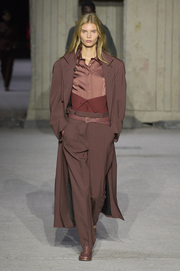 عرض أزياء Tod’s لموسم ربيع وصيف 2023.. أناقة كلاسيكية ومعاطف فاخرة