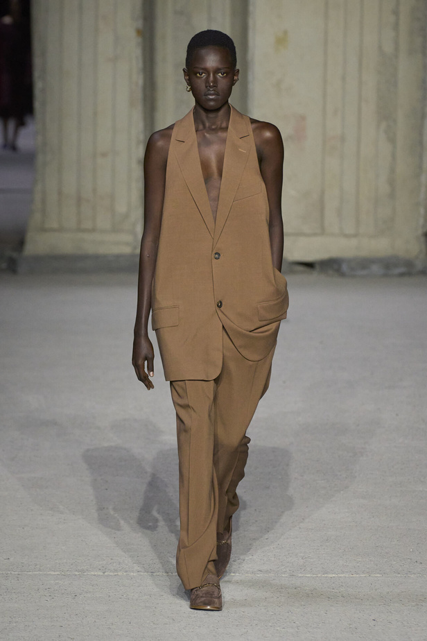 عرض أزياء Tod’s لموسم ربيع وصيف 2023.. أناقة كلاسيكية ومعاطف فاخرة