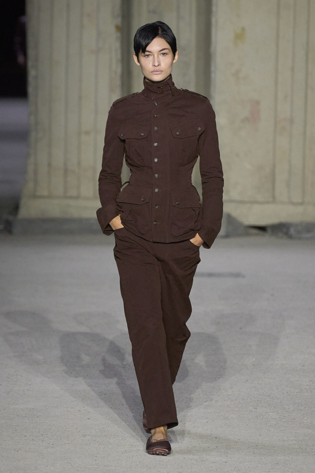 عرض أزياء Tod’s لموسم ربيع وصيف 2023.. أناقة كلاسيكية ومعاطف فاخرة