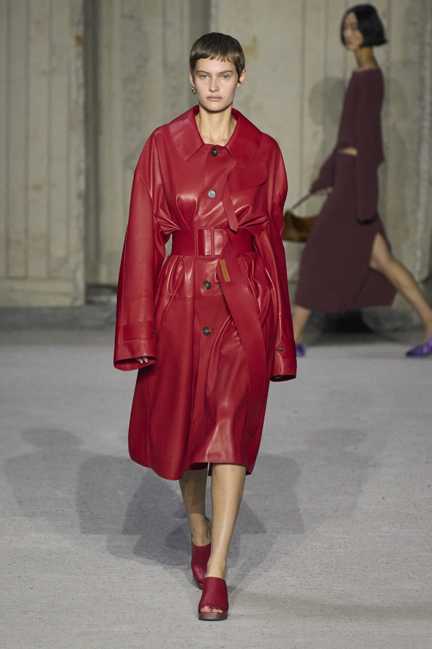 عرض أزياء Tod’s لموسم ربيع وصيف 2023.. أناقة كلاسيكية ومعاطف فاخرة