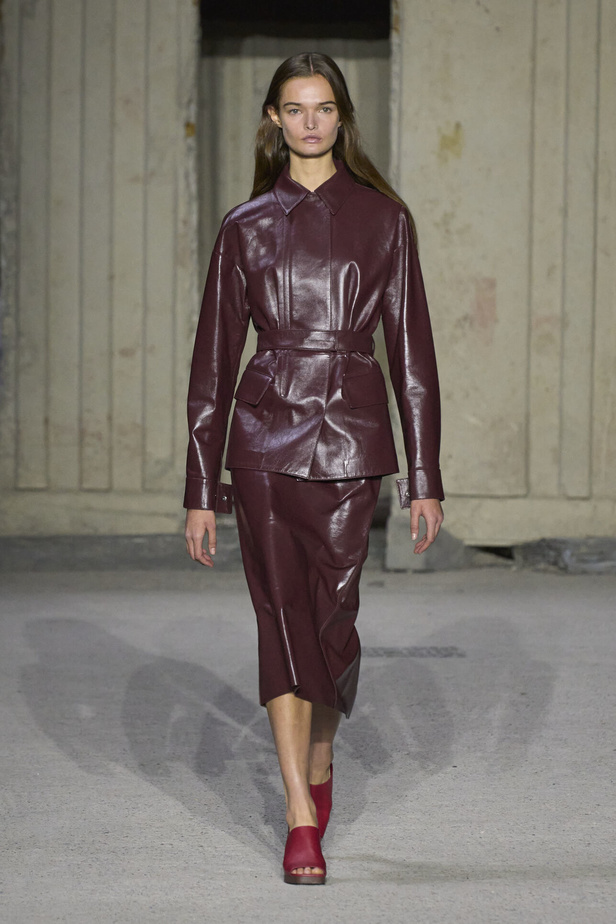 عرض أزياء Tod’s لموسم ربيع وصيف 2023.. أناقة كلاسيكية ومعاطف فاخرة