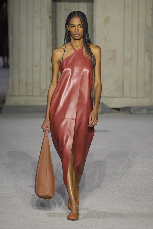 عرض أزياء Tod’s لموسم ربيع وصيف 2023.. أناقة كلاسيكية ومعاطف فاخرة