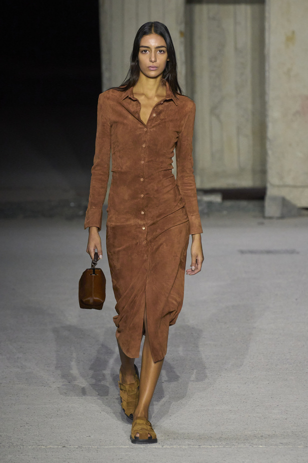 عرض أزياء Tod’s لموسم ربيع وصيف 2023.. أناقة كلاسيكية ومعاطف فاخرة