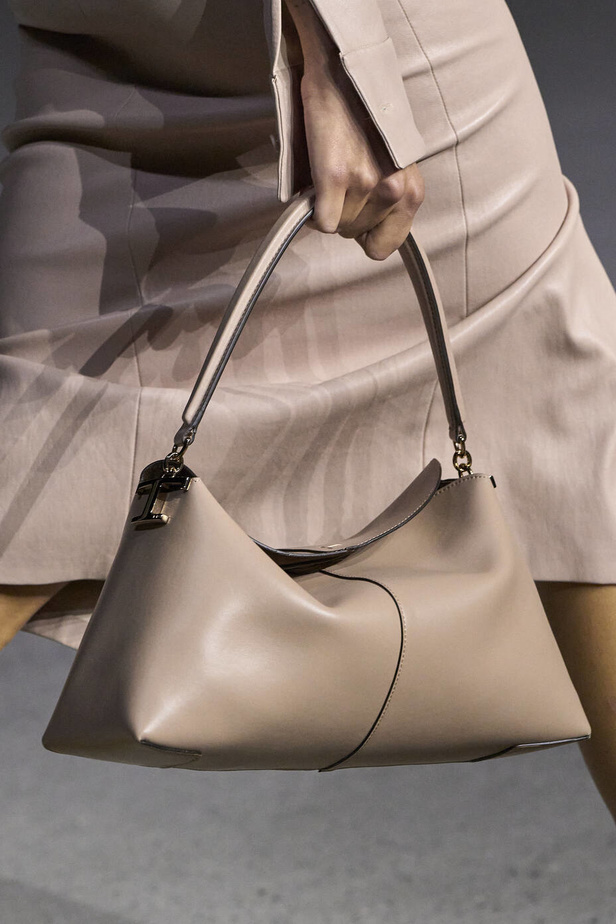 عرض أزياء Tod’s لموسم ربيع وصيف 2023.. أناقة كلاسيكية ومعاطف فاخرة