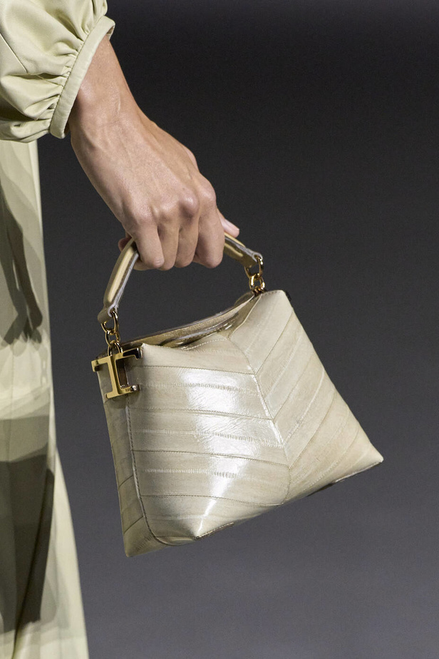 عرض أزياء Tod’s لموسم ربيع وصيف 2023.. أناقة كلاسيكية ومعاطف فاخرة