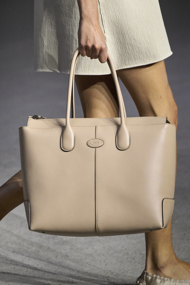 عرض أزياء Tod’s لموسم ربيع وصيف 2023.. أناقة كلاسيكية ومعاطف فاخرة