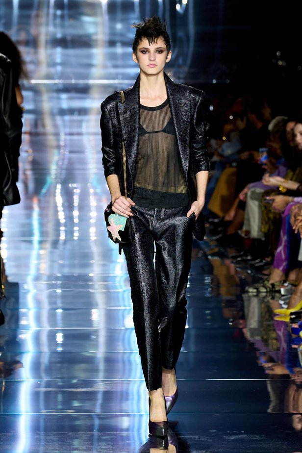 مجموعة توم فورد لربيع وصيف 2022-2023.. مزيج بين الاقمشة البراقة والقطع الجريئة