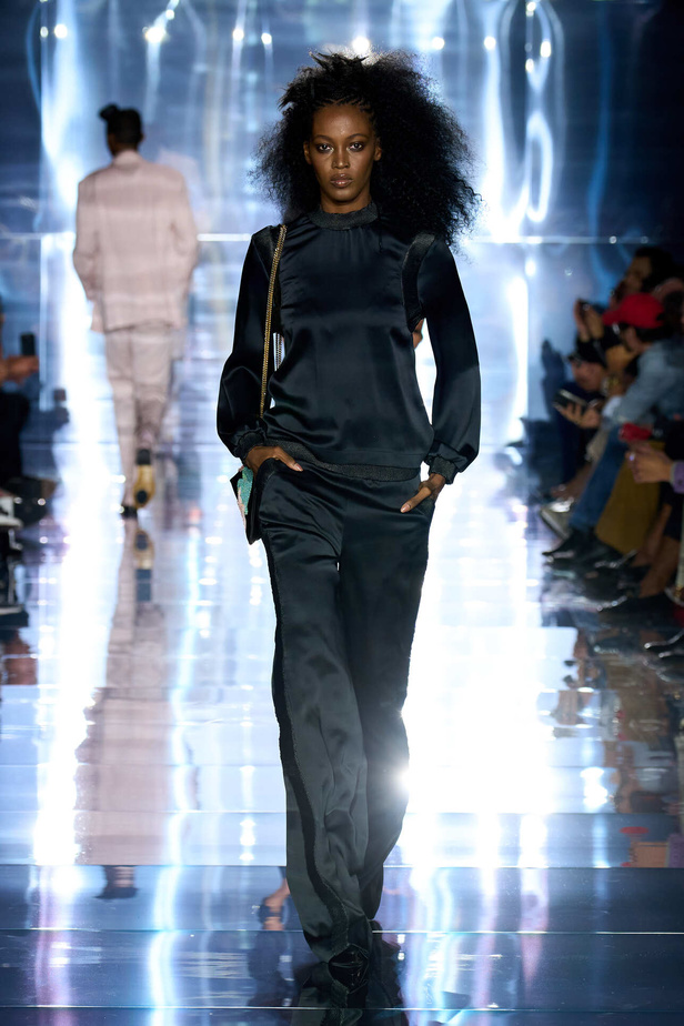 مجموعة توم فورد لربيع وصيف 2022-2023.. مزيج بين الاقمشة البراقة والقطع الجريئة