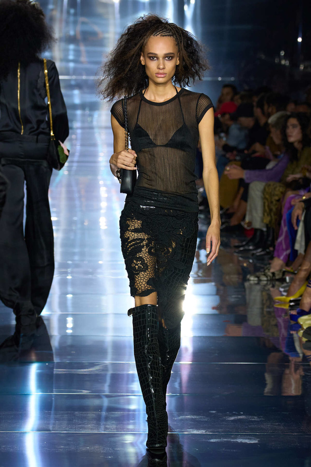 مجموعة توم فورد لربيع وصيف 2022-2023.. مزيج بين الاقمشة البراقة والقطع الجريئة