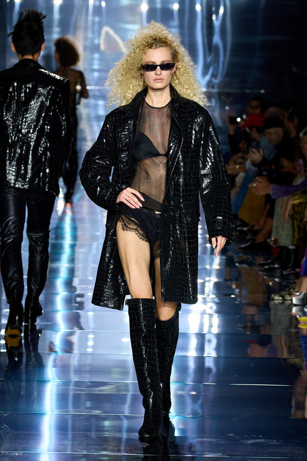 مجموعة توم فورد لربيع وصيف 2022-2023.. مزيج بين الاقمشة البراقة والقطع الجريئة