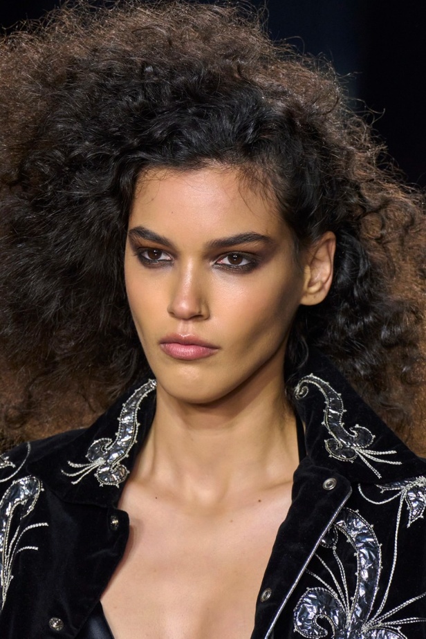 مجموعة توم فورد لربيع وصيف 2022-2023.. مزيج بين الاقمشة البراقة والقطع الجريئة