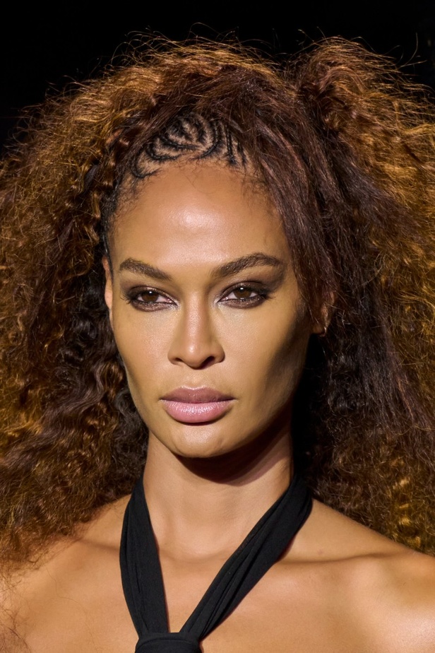 مجموعة توم فورد لربيع وصيف 2022-2023.. مزيج بين الاقمشة البراقة والقطع الجريئة