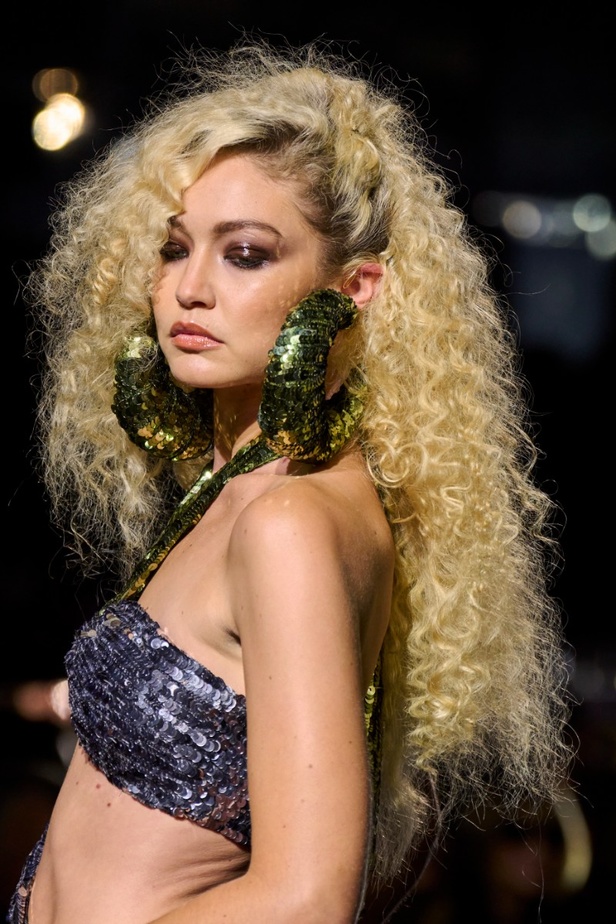 مجموعة توم فورد لربيع وصيف 2022-2023.. مزيج بين الاقمشة البراقة والقطع الجريئة