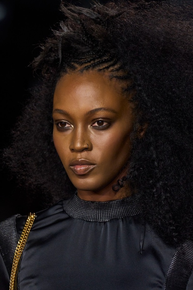 مجموعة توم فورد لربيع وصيف 2022-2023.. مزيج بين الاقمشة البراقة والقطع الجريئة