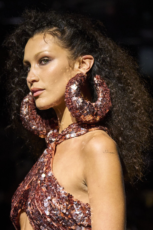 مجموعة توم فورد لربيع وصيف 2022-2023.. مزيج بين الاقمشة البراقة والقطع الجريئة