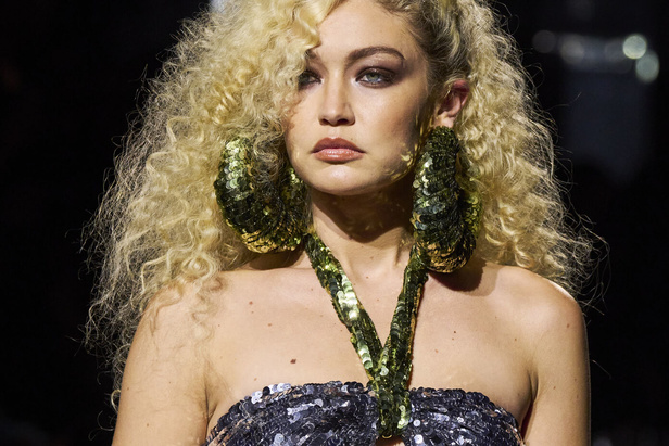 مجموعة توم فورد لربيع وصيف 2022-2023.. مزيج بين الاقمشة البراقة والقطع الجريئة