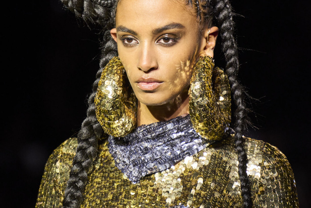 مجموعة توم فورد لربيع وصيف 2022-2023.. مزيج بين الاقمشة البراقة والقطع الجريئة