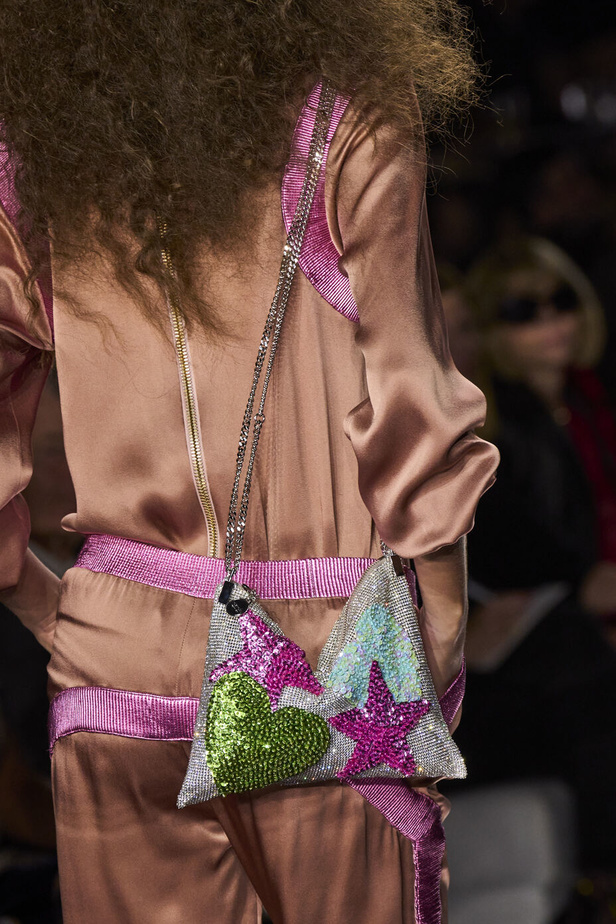 مجموعة توم فورد لربيع وصيف 2022-2023.. مزيج بين الاقمشة البراقة والقطع الجريئة