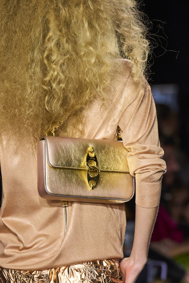 مجموعة توم فورد لربيع وصيف 2022-2023.. مزيج بين الاقمشة البراقة والقطع الجريئة