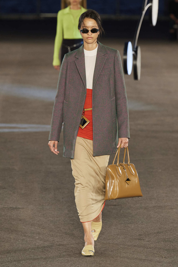 مجموعة Tory Burch لربيع وصيف 2023.. تضارب في الألوان والأقمشة 