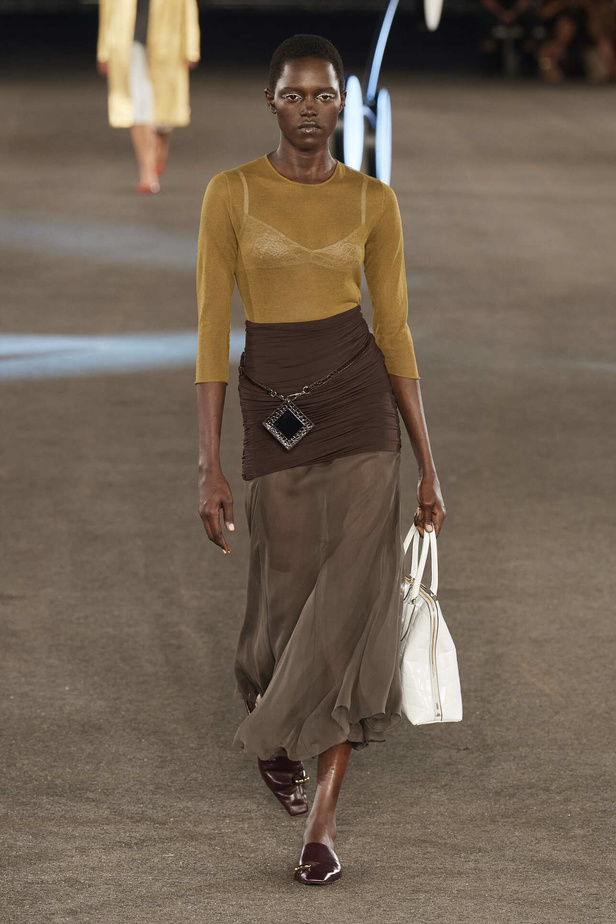 مجموعة Tory Burch لربيع وصيف 2023.. تضارب في الألوان والأقمشة 