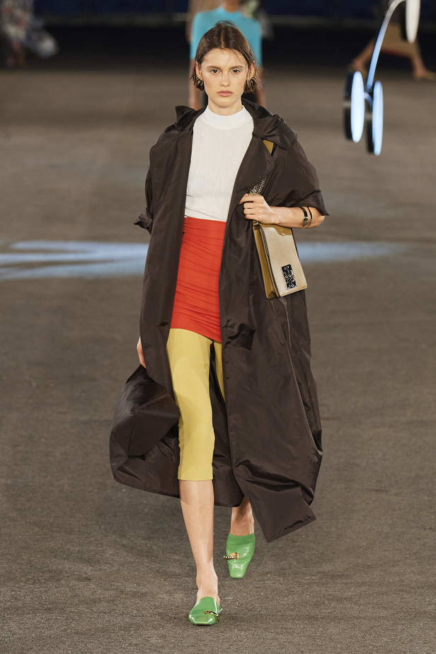 مجموعة Tory Burch لربيع وصيف 2023.. تضارب في الألوان والأقمشة 