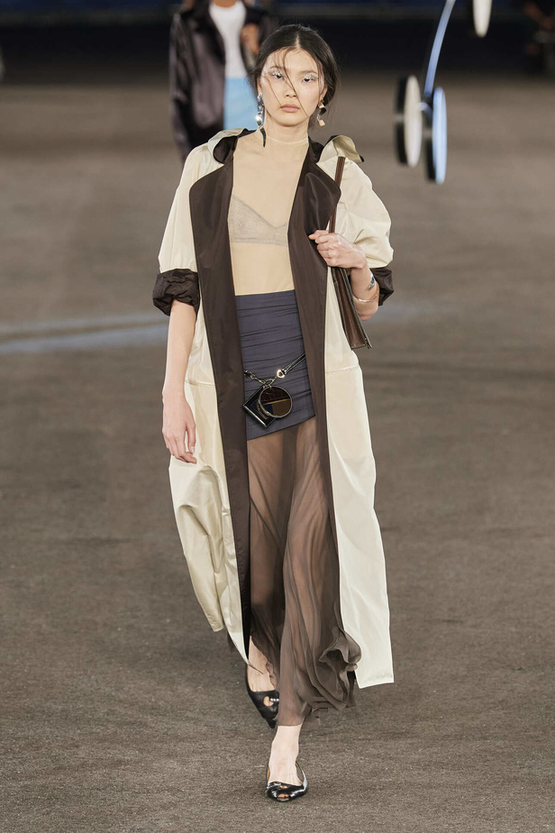 مجموعة Tory Burch لربيع وصيف 2023.. تضارب في الألوان والأقمشة 