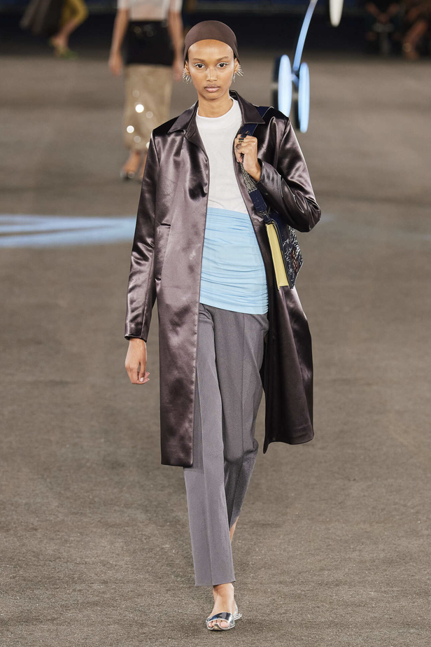 مجموعة Tory Burch لربيع وصيف 2023.. تضارب في الألوان والأقمشة 