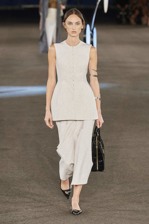 مجموعة Tory Burch لربيع وصيف 2023.. تضارب في الألوان والأقمشة 