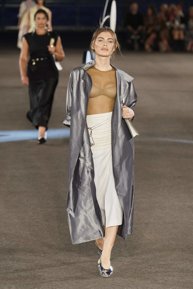 مجموعة Tory Burch لربيع وصيف 2023.. تضارب في الألوان والأقمشة 