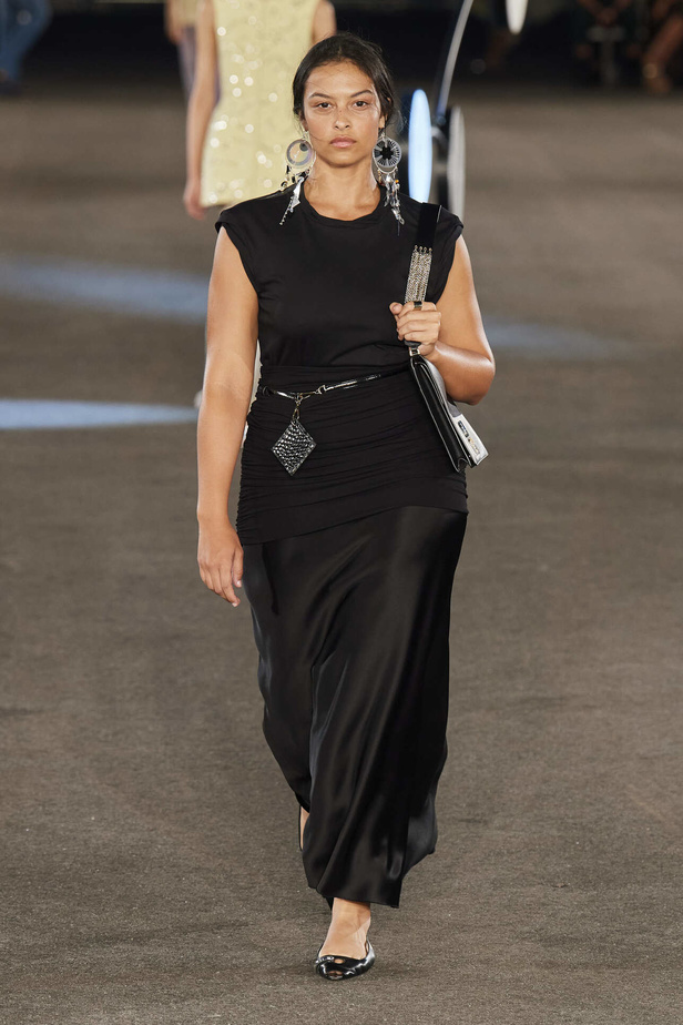 مجموعة Tory Burch لربيع وصيف 2023.. تضارب في الألوان والأقمشة 