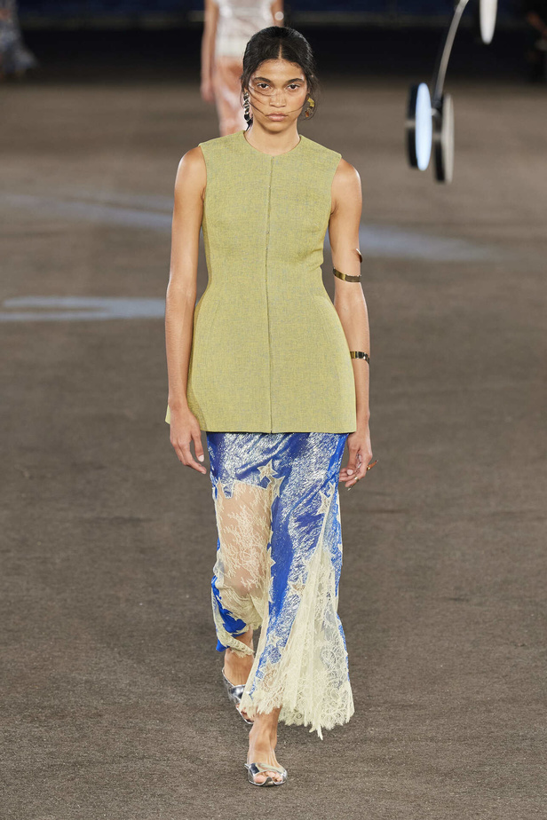 مجموعة Tory Burch لربيع وصيف 2023.. تضارب في الألوان والأقمشة 