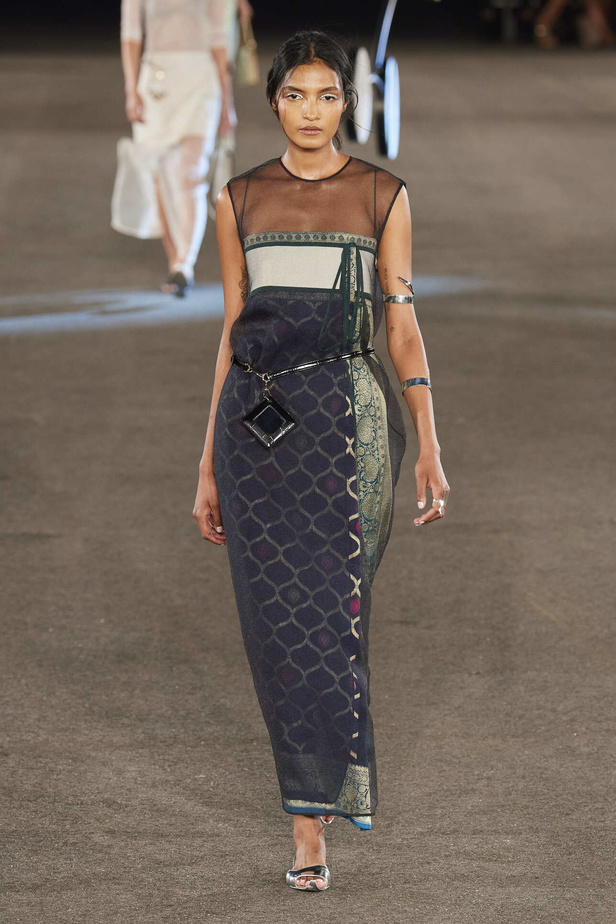 مجموعة Tory Burch لربيع وصيف 2023.. تضارب في الألوان والأقمشة 