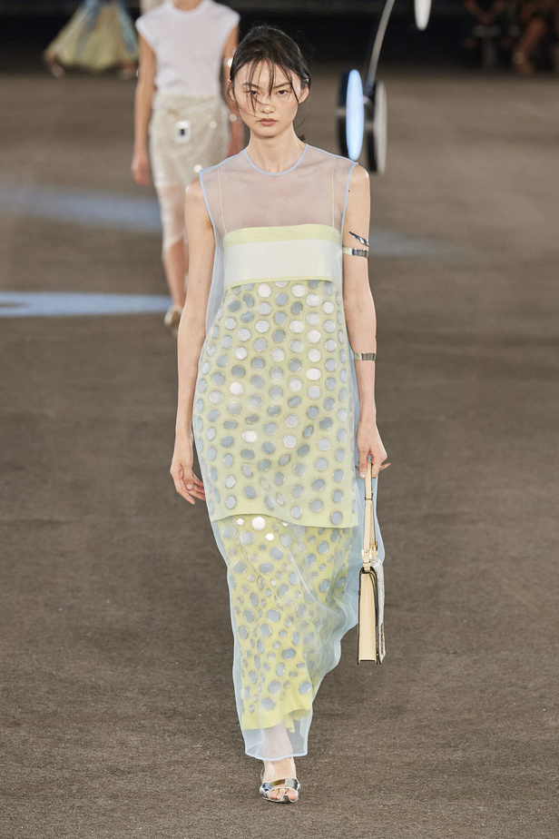 مجموعة Tory Burch لربيع وصيف 2023.. تضارب في الألوان والأقمشة 