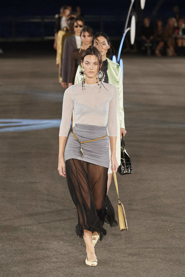 مجموعة Tory Burch لربيع وصيف 2023.. تضارب في الألوان والأقمشة 