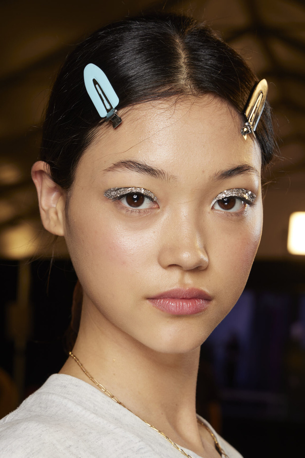 مجموعة Tory Burch لربيع وصيف 2023.. تضارب في الألوان والأقمشة 