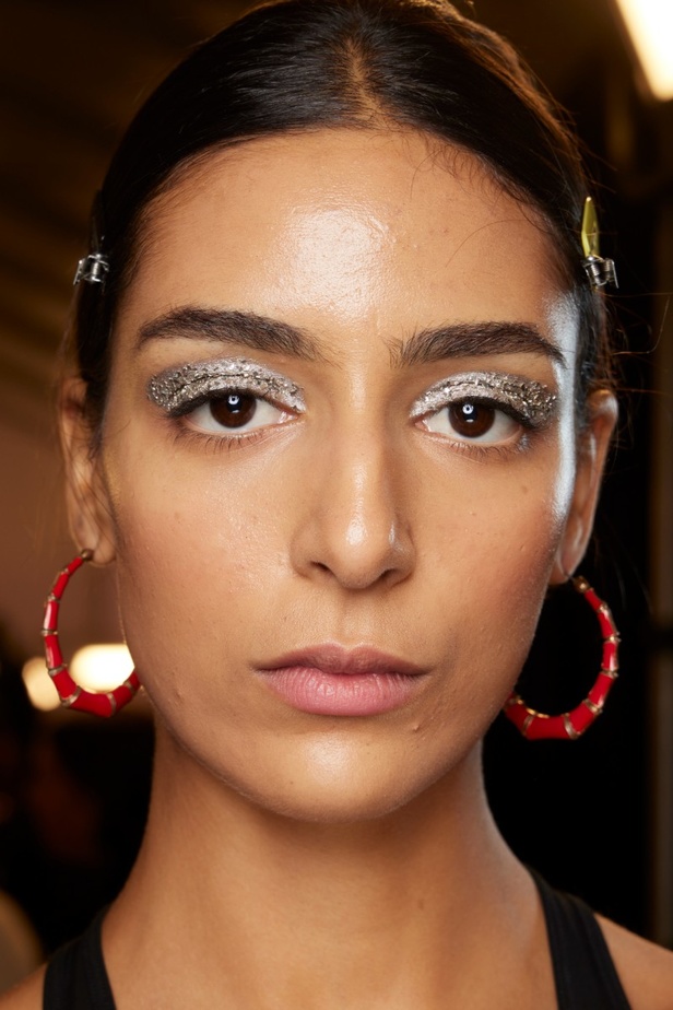 مجموعة Tory Burch لربيع وصيف 2023.. تضارب في الألوان والأقمشة 