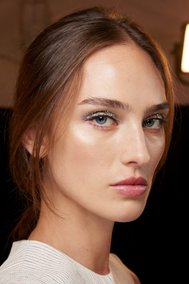 مجموعة Tory Burch لربيع وصيف 2023.. تضارب في الألوان والأقمشة 