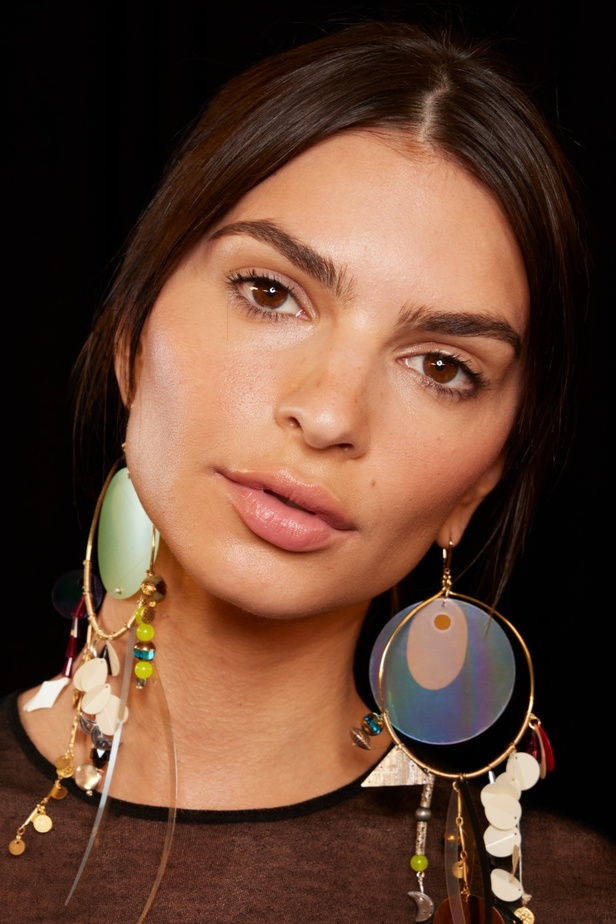 مجموعة Tory Burch لربيع وصيف 2023.. تضارب في الألوان والأقمشة 