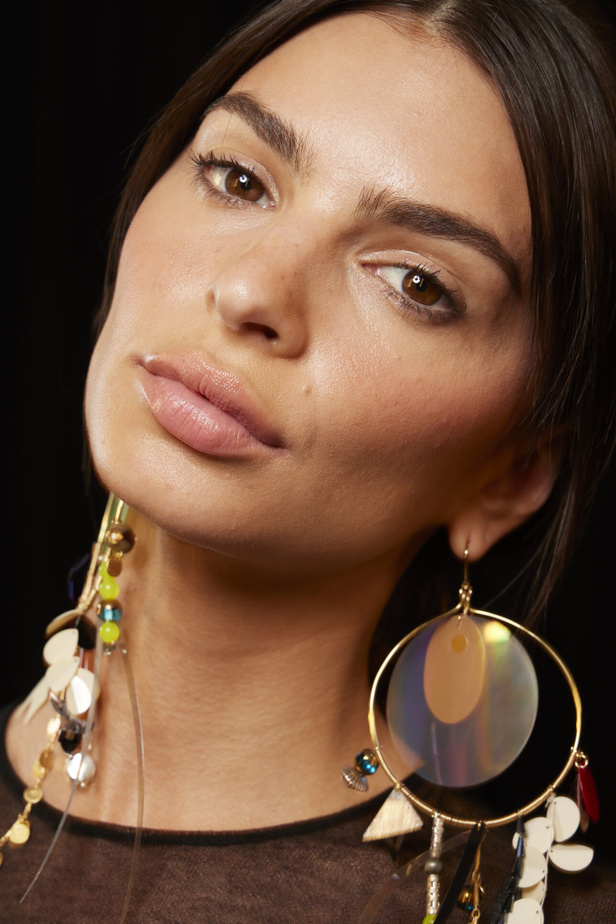 مجموعة Tory Burch لربيع وصيف 2023.. تضارب في الألوان والأقمشة 