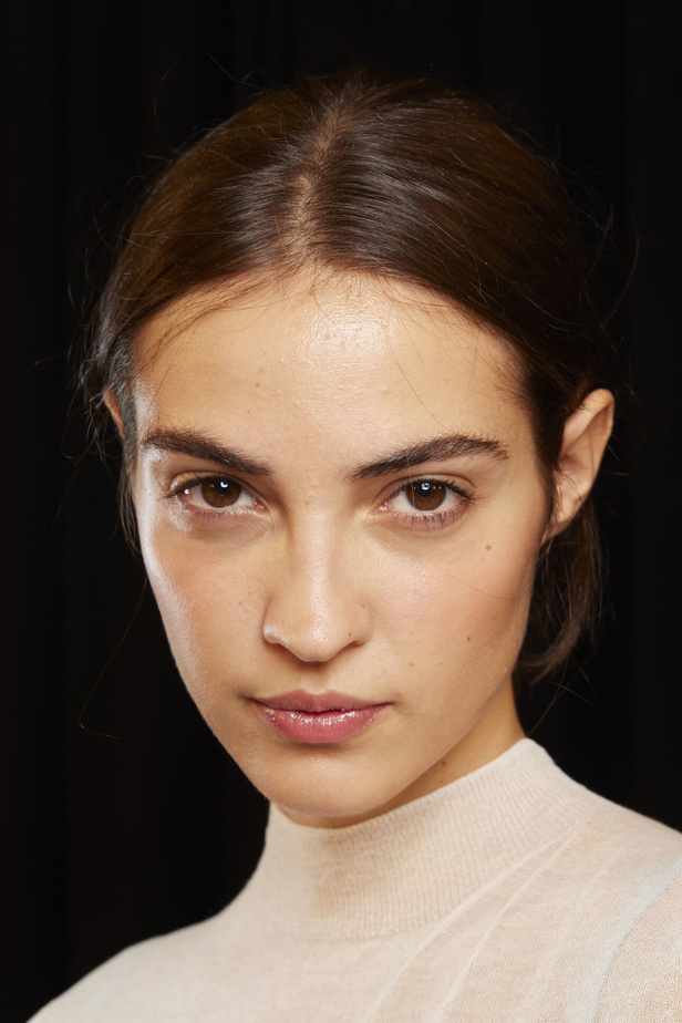 مجموعة Tory Burch لربيع وصيف 2023.. تضارب في الألوان والأقمشة 