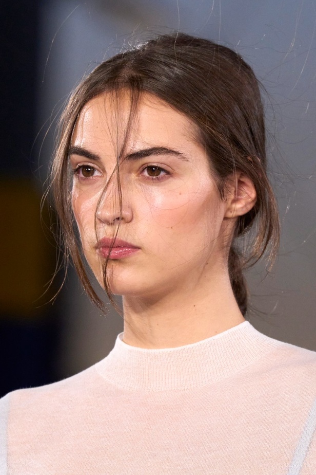 مجموعة Tory Burch لربيع وصيف 2023.. تضارب في الألوان والأقمشة 