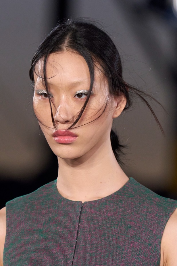 مجموعة Tory Burch لربيع وصيف 2023.. تضارب في الألوان والأقمشة 