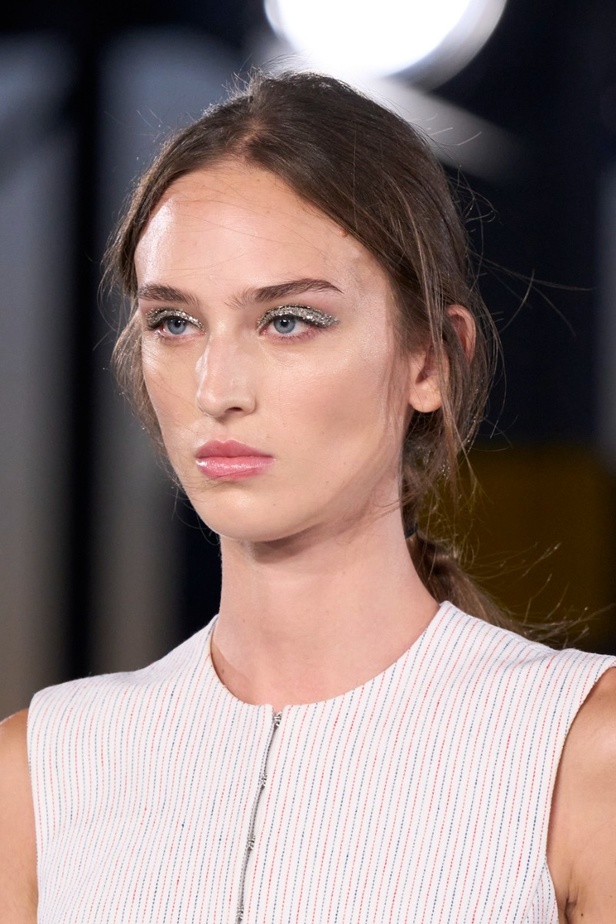 مجموعة Tory Burch لربيع وصيف 2023.. تضارب في الألوان والأقمشة 