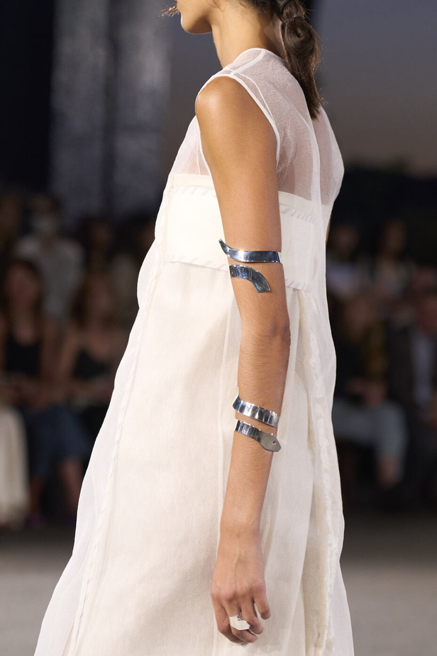 مجموعة Tory Burch لربيع وصيف 2023.. تضارب في الألوان والأقمشة 