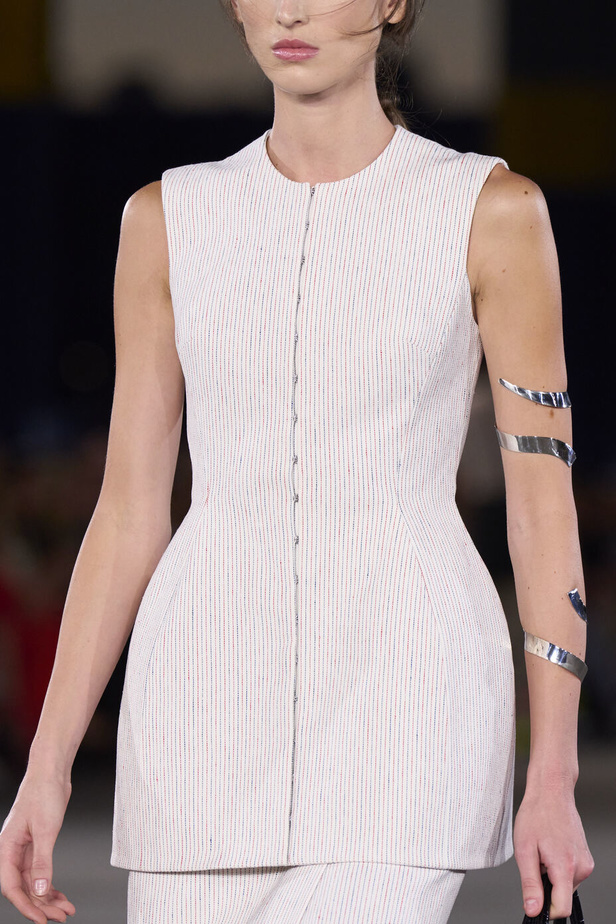 مجموعة Tory Burch لربيع وصيف 2023.. تضارب في الألوان والأقمشة 